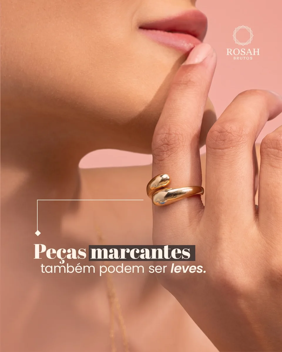Anel dourado no editorial Rosah sobre design e leveza
