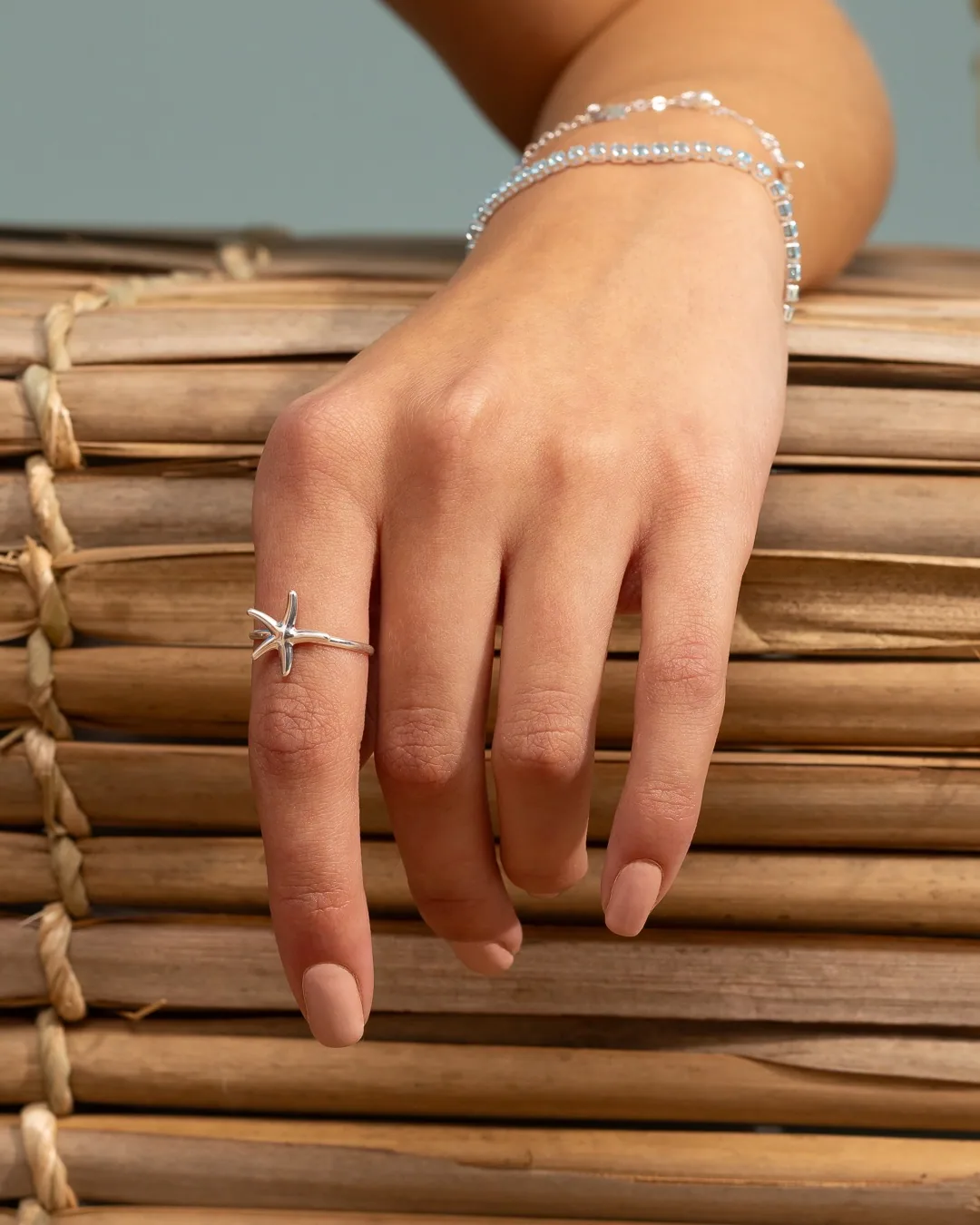 Anel e pulseiras da Rosah Brutos em uma produção de verão